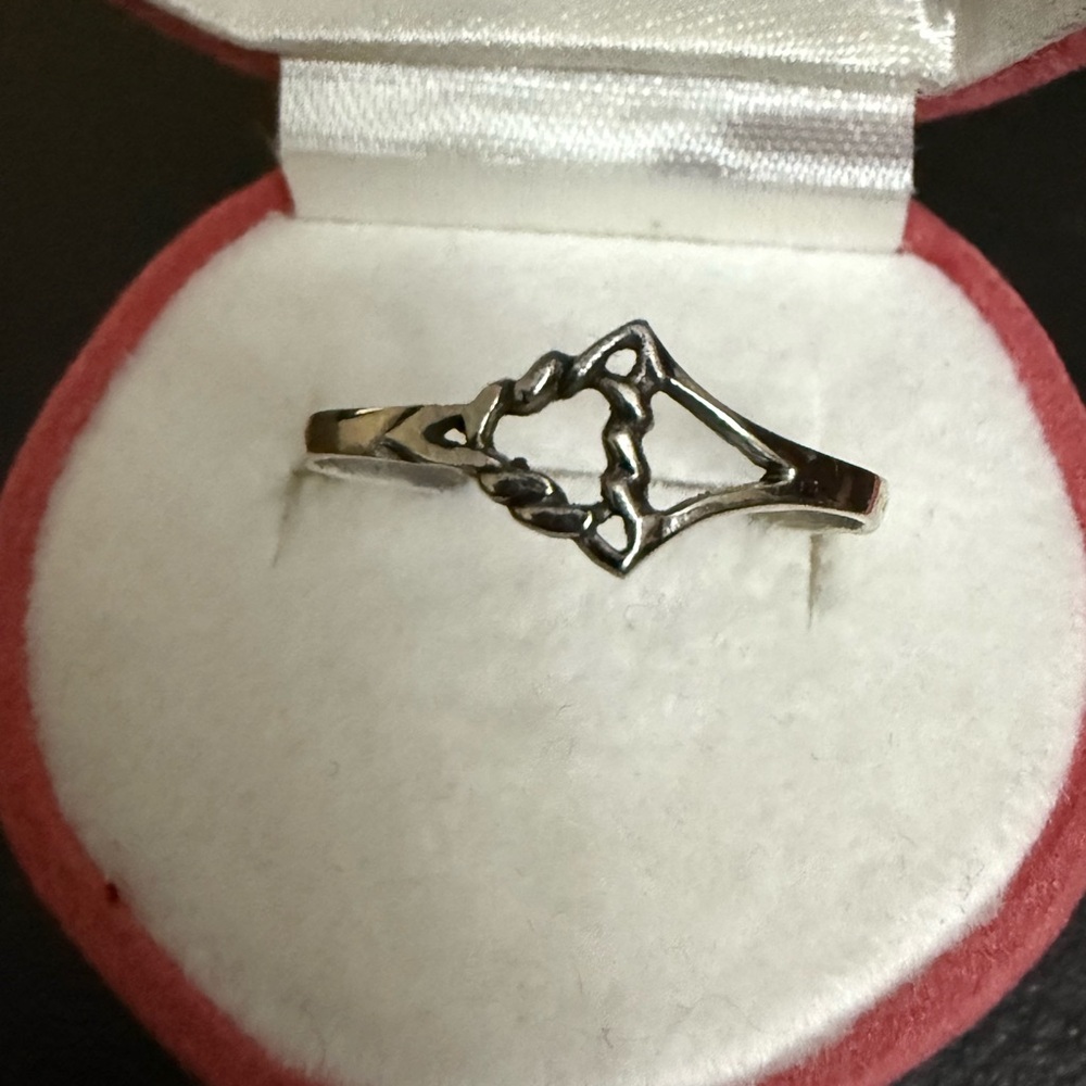Women’s Silver Ring. Size 7 1/2.
